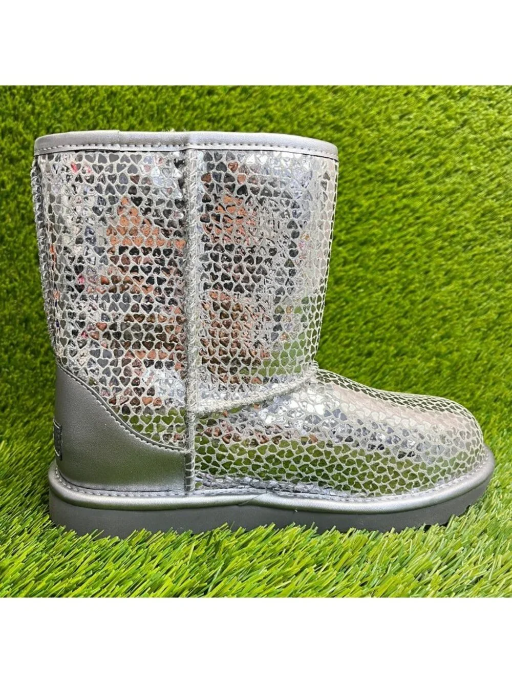 UGG Classic II Gel Hearts Girls Size 4Y Silver Outdoor Pull On Ankle Boots